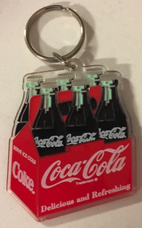 93155-2 € 4,00 ccoa cola sleutelhanger flesjes in krat.jpeg